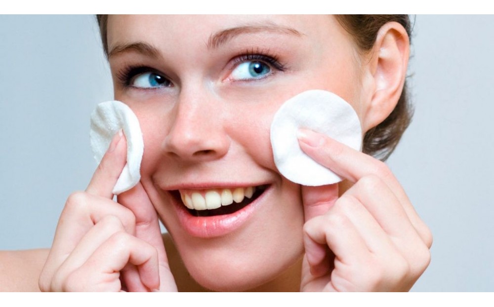 Pulizia del viso fai da te: come farla in casa passo per passo
