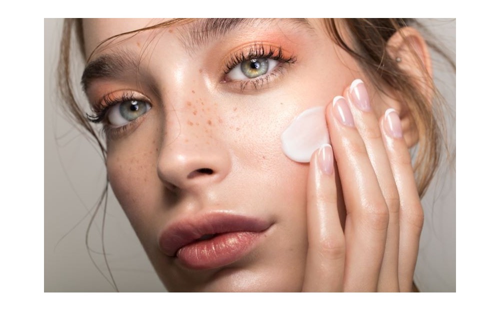 Come curare la pelle del viso appena svegli, consigli utili